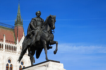 Gyula Andrassy Reiterstandbild vor dem Parlament in Budapest