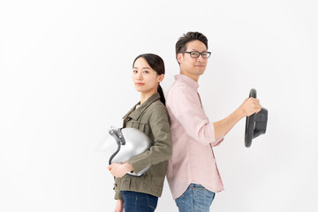 ヘルメットとハンドルを持つ男女