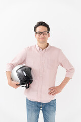 バイクヘルメットを抱える男性