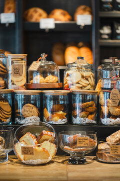 Vitrine d'un caf&eacute; - boulangerie
