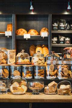 Vitrine avec des g&acirc;teaux 