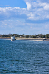 愛知県豊橋市にある豊川用水の白波が立つ万場調整池