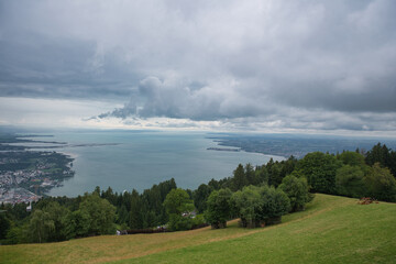 Blick auf den Bodensee bewölkter Himmel
