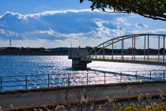 愛知県豊橋市にある豊川用水の白波が立つ万場調整池