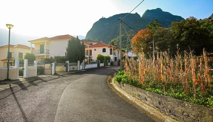 Crédence de cuisine en verre imprimé Atlantic Ocean Road Traditional houses in Faial, a mountainous, lush and colorful village on Madeira island, Portugal