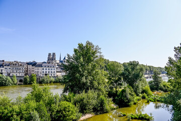 Obraz premium Orléans, Kathedrale, Sainte-Croix, Altstadt, Stadt, Altstadthäuser, La Loire, Fluss, Loiretal, Flusstal, Flussufer, Uferweg, Heilig-Kreuz Kathedrale, Centre-Val de Loire, Frühling, Sommer, Frankreich