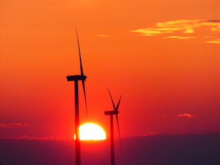 Obraz premium Coucher de soleil avec les éoliennes dans la Beauce