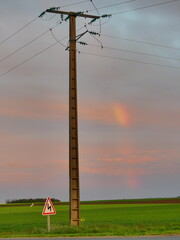 Poteau électrique et ciel rose au coucher du soleil dans La Beauce