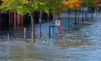 Sturmflut und Elbe Hochwasser am Hamburger Hafen St. Pauli Fischmarkt Fischauktionshalle