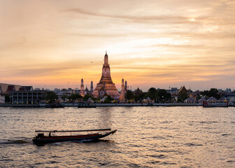 Obraz premium Beautiful sunset view of Wat Arun, Bangkok