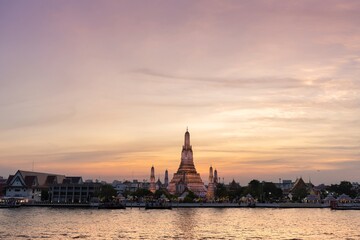 Fototapeta na wymiar Beautiful sunset view of Wat Arun, Bangkok
