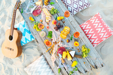 Fototapeta premium Top view beach picnic table