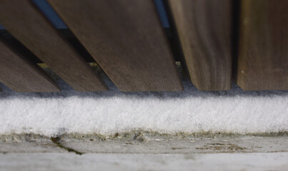 Neige sur bordure en béton en clôture bois