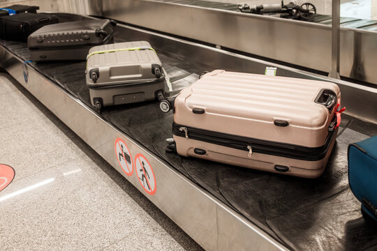 Reisekoffer auf Gep&auml;ckband, Flughafen Mallorca