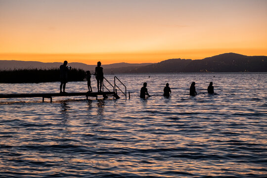 Gente disfrutando del atardecer en el Lago Lem&aacute;n, Suiza