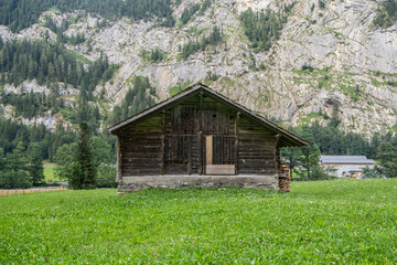 Obraz premium Casa de madera entre montañas, Lauterbrunnen, Suiza
