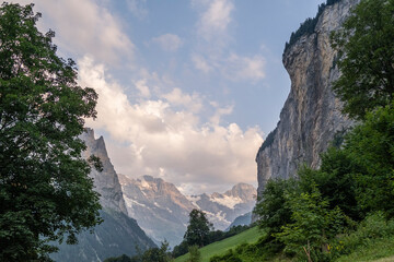 Paisaje de montañas Alpes Suizos, Lauterbrunnen - obrazy, fototapety, plakaty