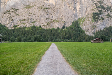 Camino entre campos, montañas de Lauterbrunnen