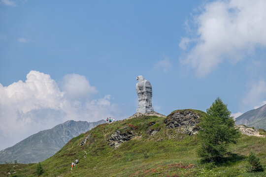 Puerto de los Alpes, Simplon Pass es una &aacute;guila de piedra, escultura