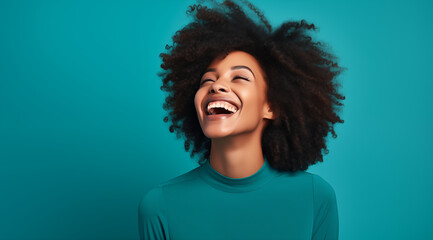 Belle femme noire, heureuse, souriante, arrière-plan vert, image avec espace pour texte - obrazy, fototapety, plakaty