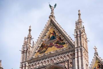 Fototapeta na wymiar Facade decoration of the cathedral of Siena