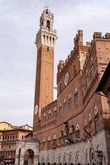 Fototapeta na wymiar The iconic Palazzo Pubblico at the Piazza del Campo in downtown Siena