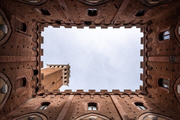 The courtyard of the Palazzo Pubblico in the center of Siena - obrazy, fototapety, plakaty