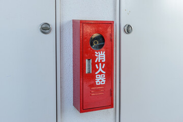 マンションの消火器ボックスと防火扉,防火設備,消防設備