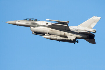 Avión de combate despegando