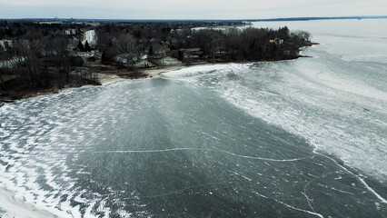 Dron vista al lago congelado
