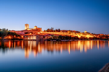 General view of the city of Zamora, Castilla y León, Spain, at dusk from the Duero River - obrazy, fototapety, plakaty