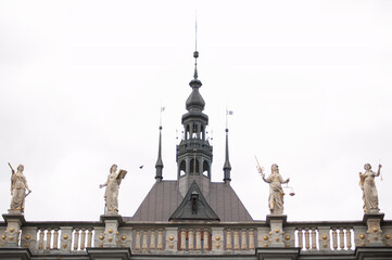 Posągi na Złotej Bramie w Gdańsku i dach katowni.
