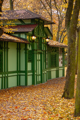 Klimatyczny bydynek w Sopocie jesienną porą.