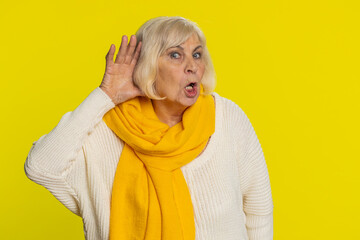 I cant hear you. What. Senior old woman trying hear you, looking confused and frowning, keeping arm near ear for louder voice, asking to repeat to hear information deafness. Elderly mature grandmother - obrazy, fototapety, plakaty