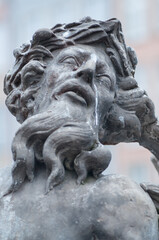 Kamienna rzeźba obok Fontanny Neptuna w Gdańsku. - obrazy, fototapety, plakaty