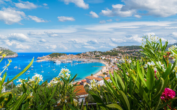 Port de Soller: a stunning snapshot where the UNESCO-protected Tramuntana Mountains meet the tranquil, azure waters of Mallorca's west coast.