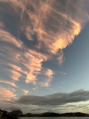 Fototapeta premium Nuvens no céu em fim de tarde na lagoa de piratininga em Niterói no Rio de Janeiro