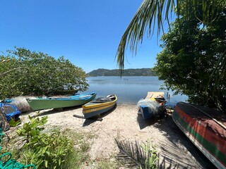 Barcos de pesca na lagoa de piratininga em Niterói no Rio de Janeiro