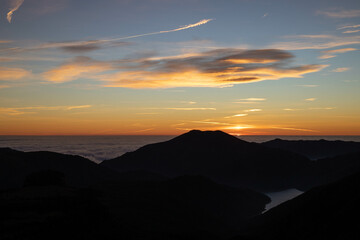 Amanecer en la montaña con niebla