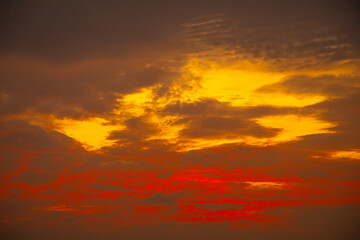 Obraz premium Attractive dramatic red sunset with cloudy sky