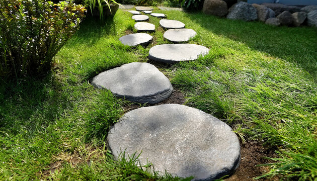 Pas japonais rond en ardoise dans l'herbe du jardin - IA g&eacute;n&eacute;rative
