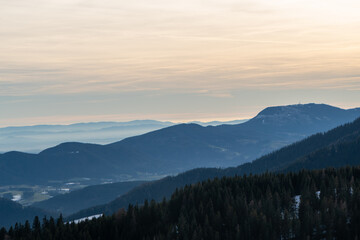 Blick über das verschneite Almenland in der Steiermark