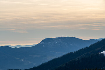 Blick über das verschneite Almenland in der Steiermark