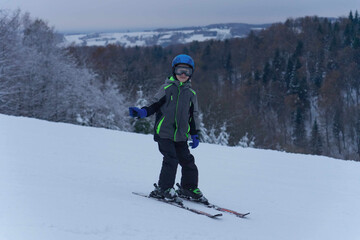 Fototapeta na wymiar chłopiec na nartach