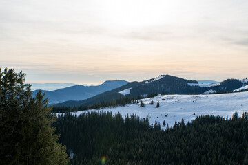 Blick über das verschneite Almenland in der Steiermark