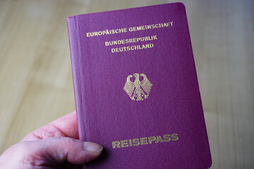 Eine Hand hält den deutschen Reisepass 