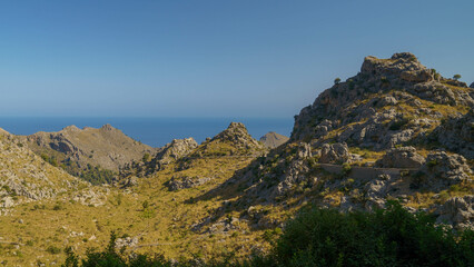 Die Straße nach Sa Calobra auf Mallorca schlängelt sich durch die Berglandschaft der Tramuntana und bietet atemberaubende Ausblicke.