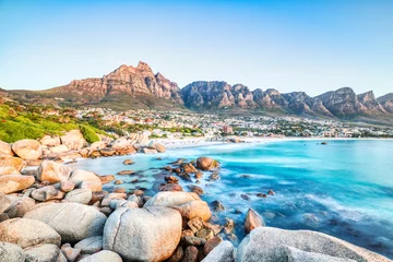 Photo sur Plexiglas Plage de Camps Bay, Le Cap, Afrique du Sud Cape Town Sunset over Camps Bay Beach with Table Mountain and Twelve Apostles in the Background