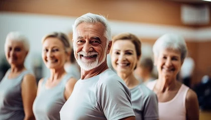 Poster Ancianos haciendo ejercicios de estiramiento juntos en un centro de jubilados.  Ancianos y ancianas haciendo ejercicio en una residencia de ancianos durante el ejercicio diario. © Crowded Studio