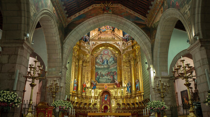Fototapeta na wymiar Main altar decorated with gold leaf inside the Primate Cathedral of the city of Quito